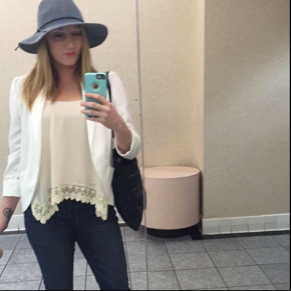 ❀ HEY YALL IM YOUR POSHER LINDSAY! THIS IS A MOTHER DAUGHTER CLOSET COME SAY 👋 - Picture 3 of 9